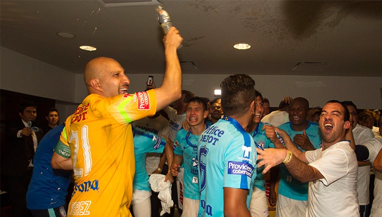 El Conejo celebra con sus compañeros en el vestidor