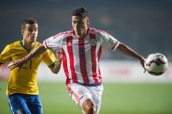 Valdez disputando un juego con Paraguay frente a Brasil