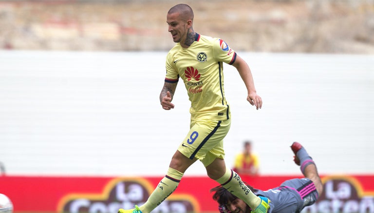 Darío Benedetto en un partido del América