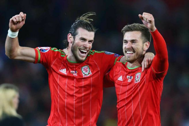 Bale y Ramsey celebran gol con Gales