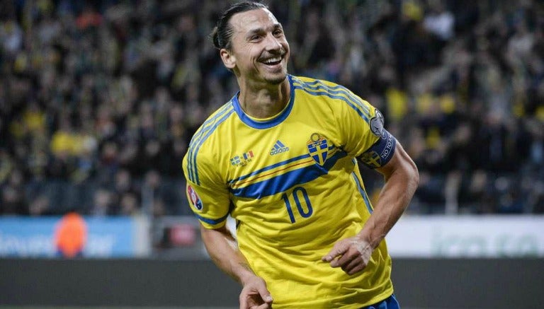 Zlatan Ibrahimovic celebra uno de sus goles frente a Dinamarca