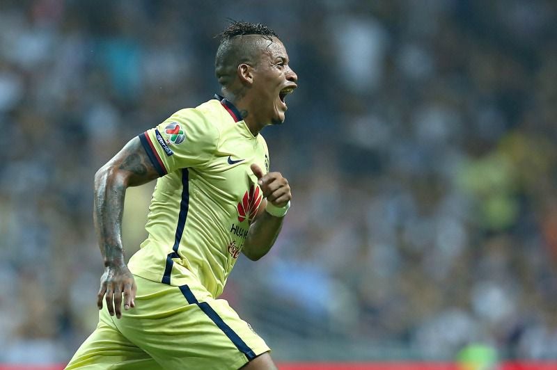 Michael Arroyo celebra un gol con el América