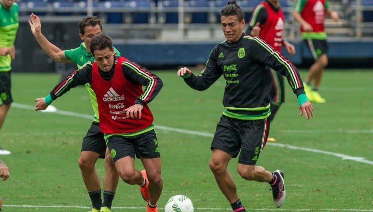 Javier Hernández y Héctor Moreno pelean un balón en un entrenamiento