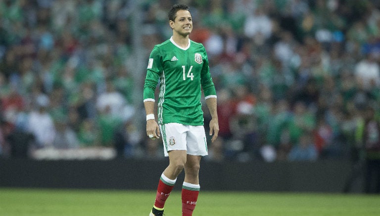 Chicharito hace gesto en juego de México contra Canadá 