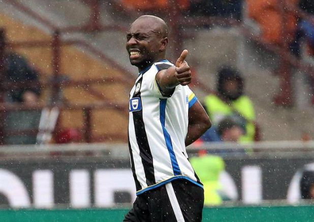  Pablo Armero disputa partido de Serie A