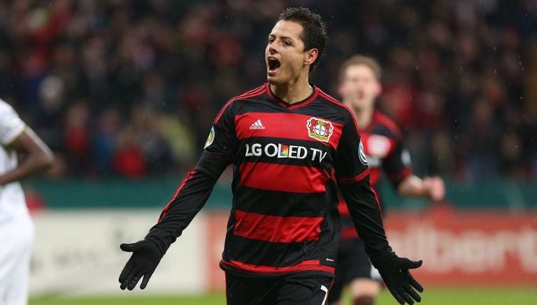 Javier 'Chicharito' Hernández festeja un gol con el Bayer Leverkusen