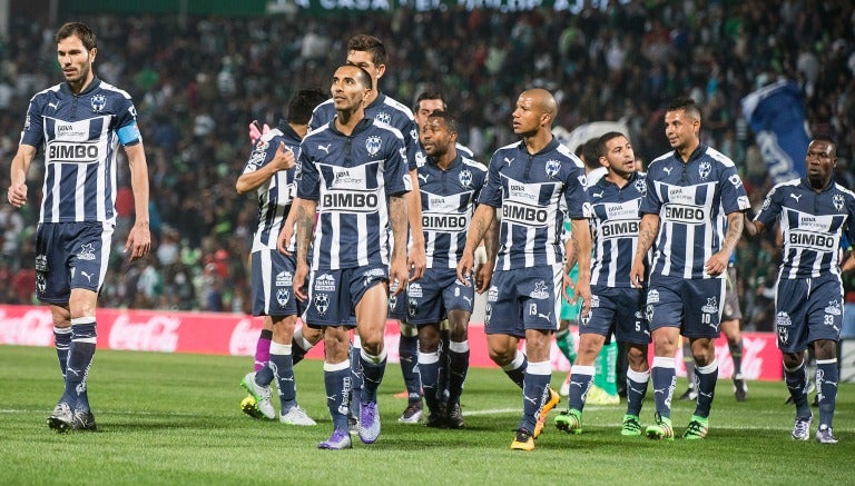 Elementos de Rayados partiendo al vestidor