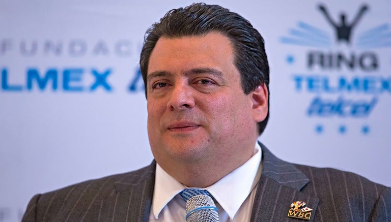 Mauricio Sulaimán, Presidente del CMB, brindando declaraciones en conferencia de prensa