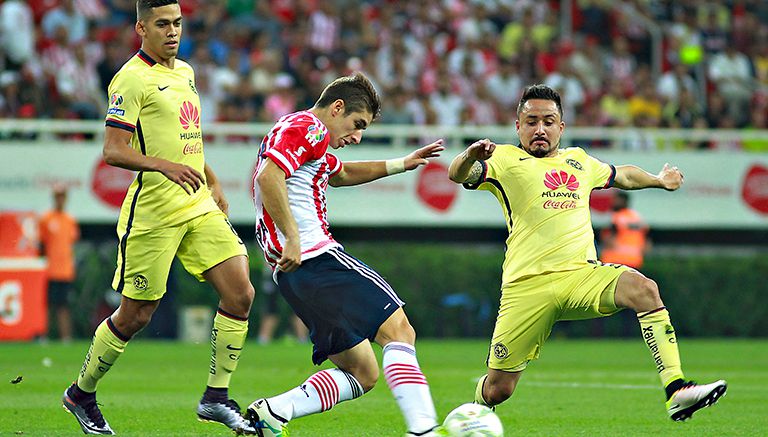 Isaac Brizuela, en un encuentro entre Chivas y América