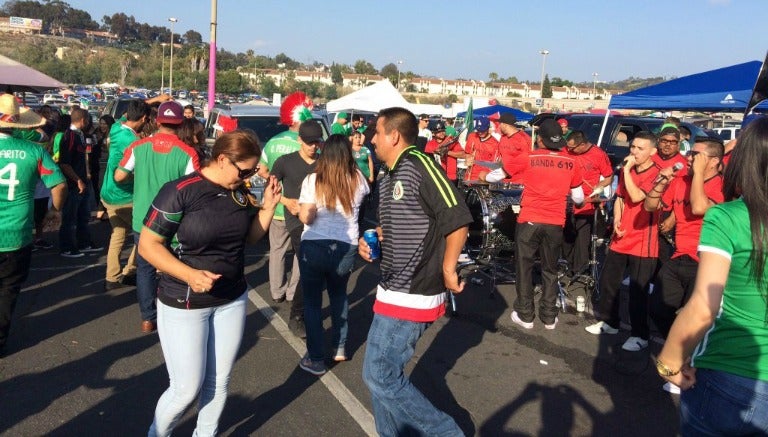 Afición mexicana disfrutando previo al arranque del partido