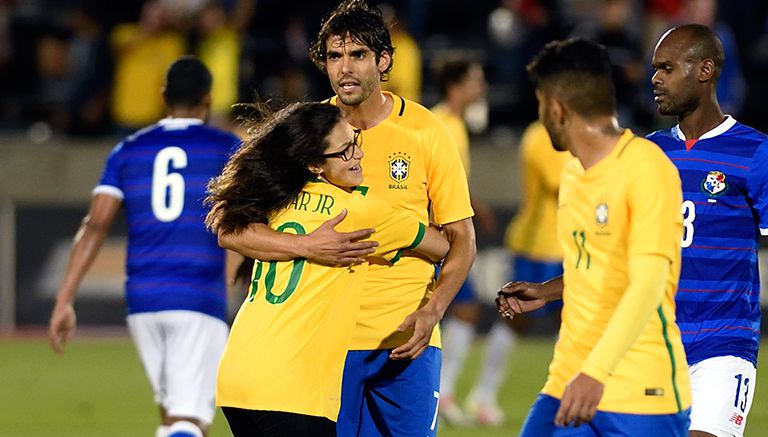 Una fan abraza a Kaká tras un partido con Brasil