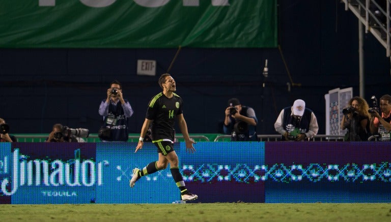 Chicharito festeja su anotación frente a Chile