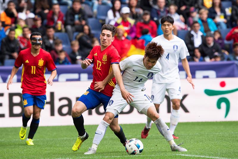 Batalla intensa por el balón en el amistoso entre España y Corea 