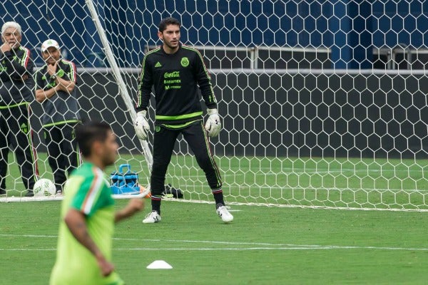 Jesús Corona en el entrenamiento de la Selección