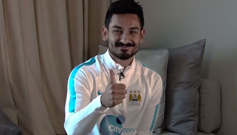 Ilkay Gundogan saluda a los aficionados del Manchester City