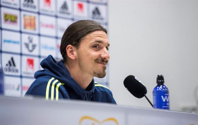 Zlatan en rueda de prensa de Suecia