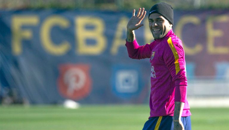 Alves saluda a la cámara en entrenamiento del Barcelona