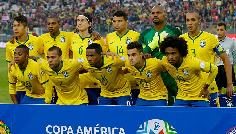 Jugadores de Brasil posan para la foto previo a un duelo