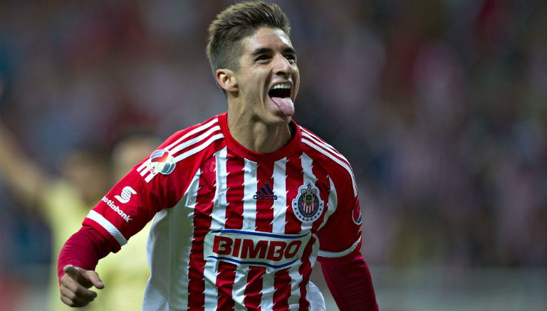 Brizuela festeja uno de sus goles con Chivas