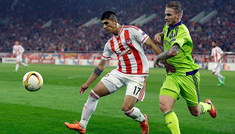 Alan Pulido, con la camiseta del Olympiacos en un cotejo