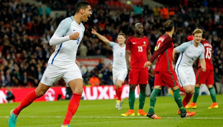 Smalling celebra el gol a Portugal