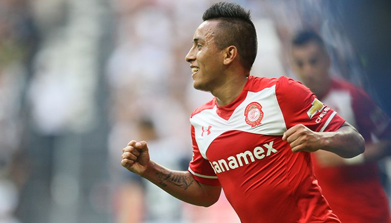 Christian Cueva celebra durante un partido de Toluca