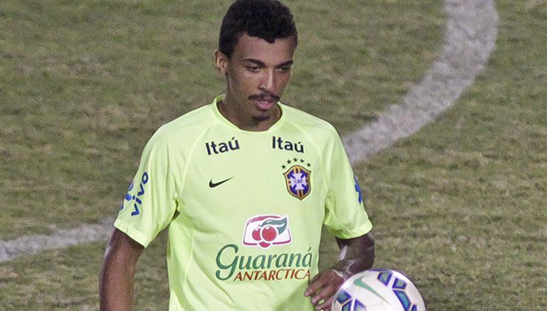 Luiz Gustavo durante una práctica de Brasil