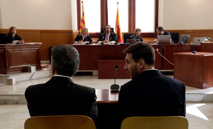 Messi platica con su padre durante la audiencia