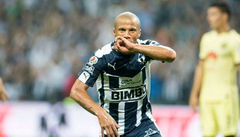 Carlos Sánchez festeja un gol con los Rayados contra América