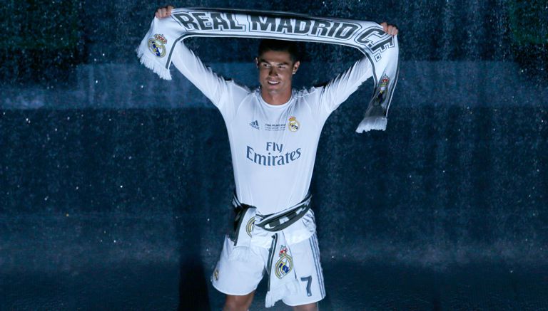 Cristiano Ronaldo muestra una bufanda del Real Madrid