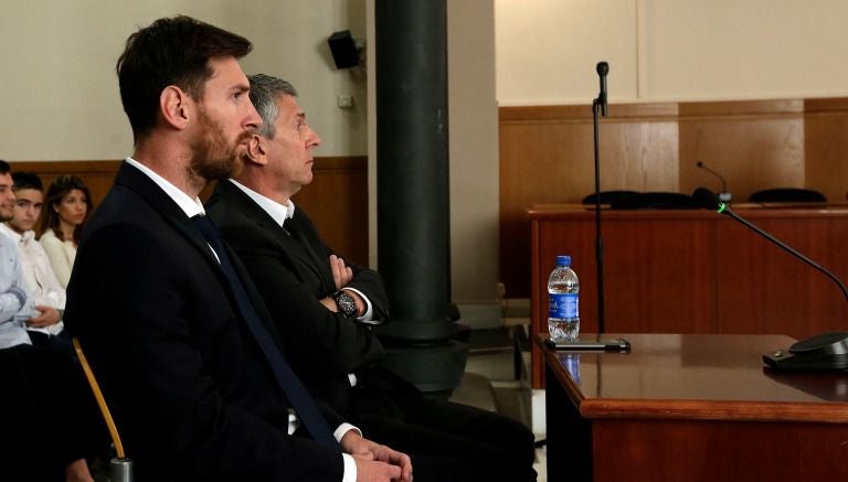 Messi y su padre durante el juicio en Cataluña