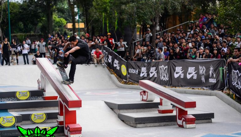 Un patinador realizando trucos en el skatepark del Templo Mayor