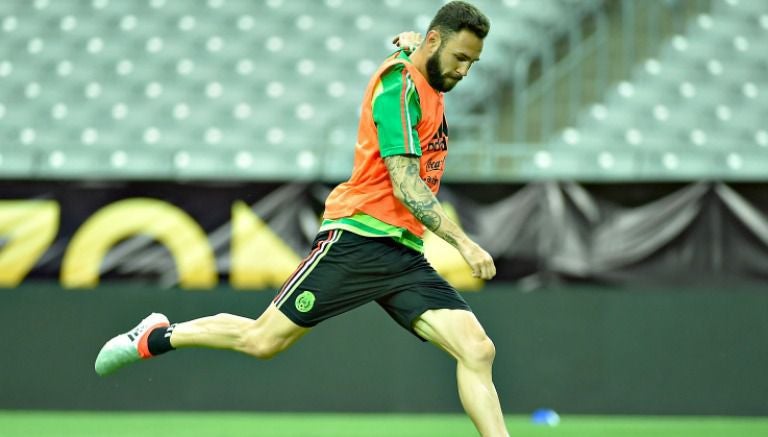 Layún entrena con la Selección 