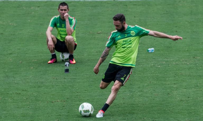 Layún golpea el blalón con la pierna derecha