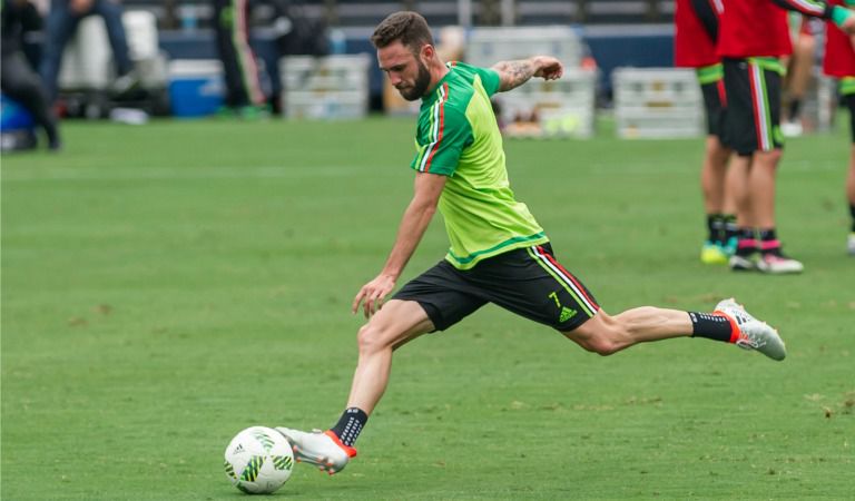 Miguel Layún practica disparos durante los entrenamientos