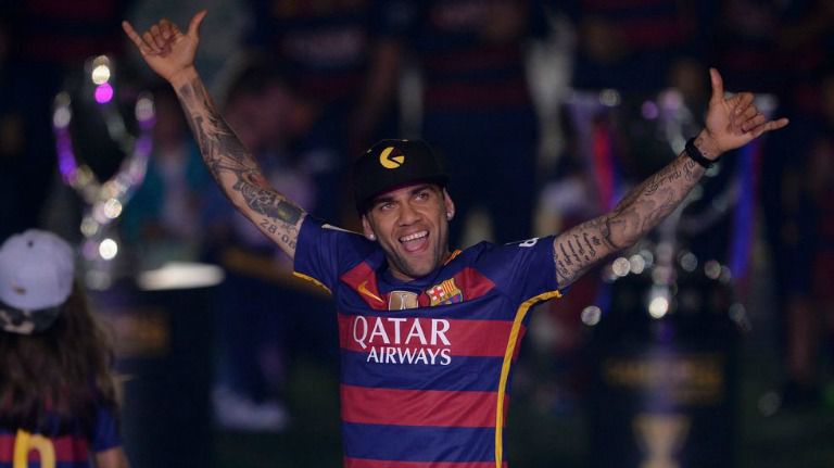 Alves celebrando en un evento del Barcelona