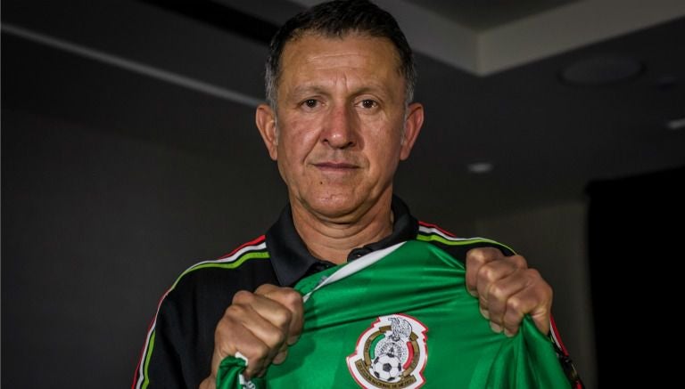 Osorio toma orgulloso la casaca del Tri en sesión para RÉCORD