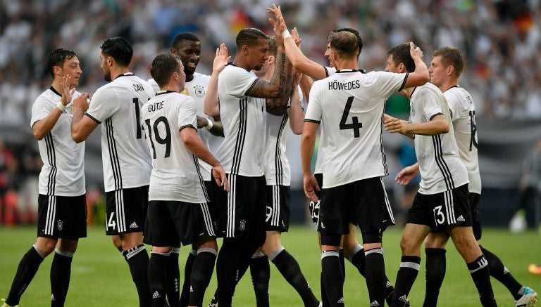 Jugadores de Alemania celebran la victoria frente a Hungría