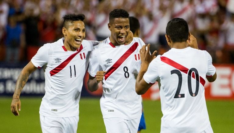 Jugadores de Perú festejan un gol durante el partido contra El Salvador