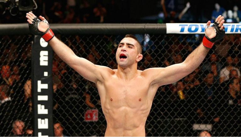 Ricardo Lamas fetseja un triunfo en una pelea