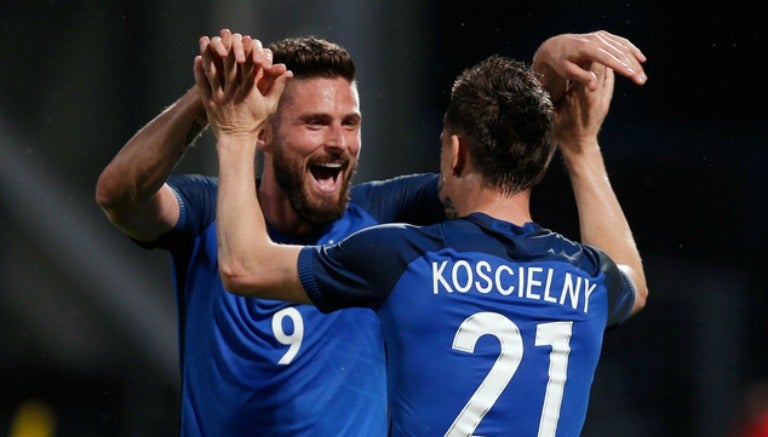 Giroud y Koscielny celebran uno de los goles que encaminaron al triunfo francés