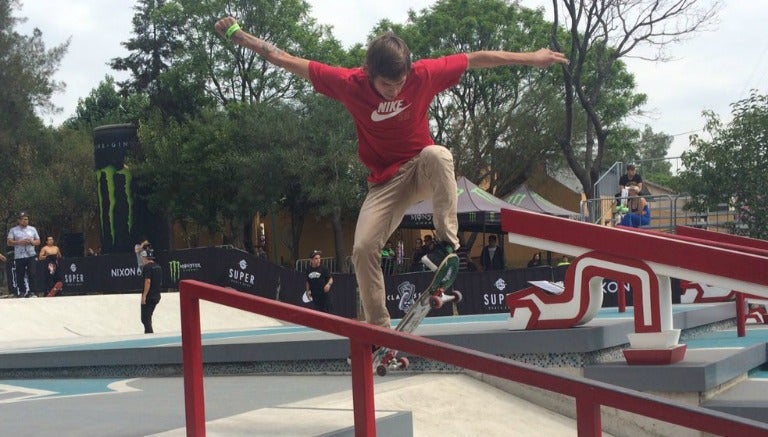 Uno de los patinadores hace un truco sobre un tubo