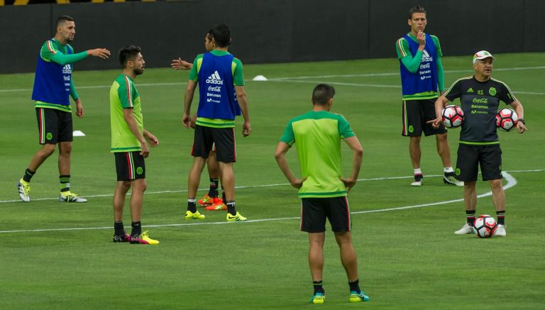 Juan Carlos Osorio durante la práctica en Phoenix, Arizona