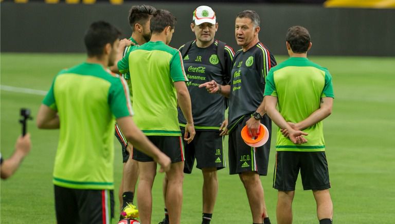 Osorio platica con sus jugadores después del entrenamiento