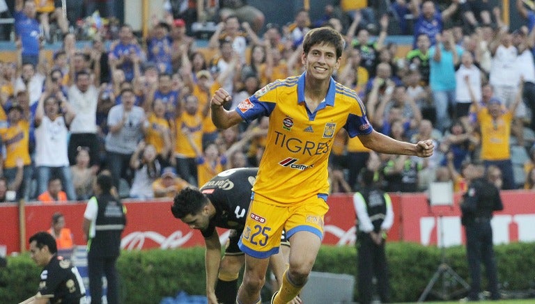 Damm festeja un gol con los Tigres