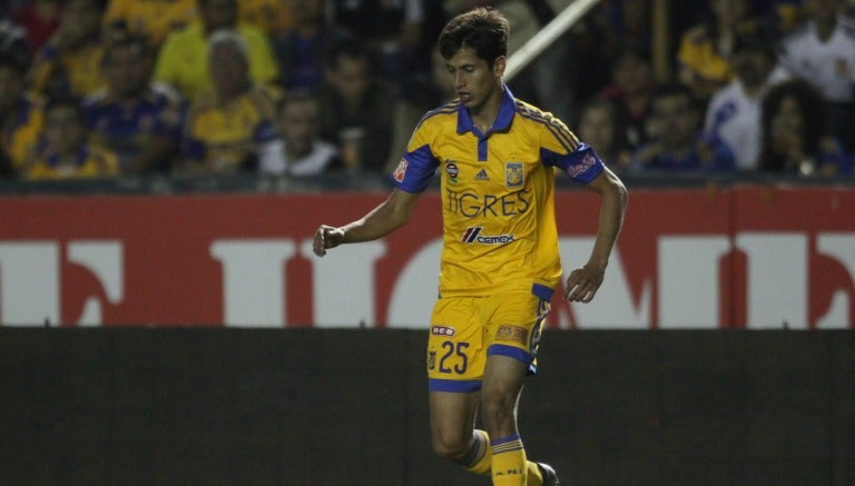 El jugador de Tigres en un encuentro con los felinos