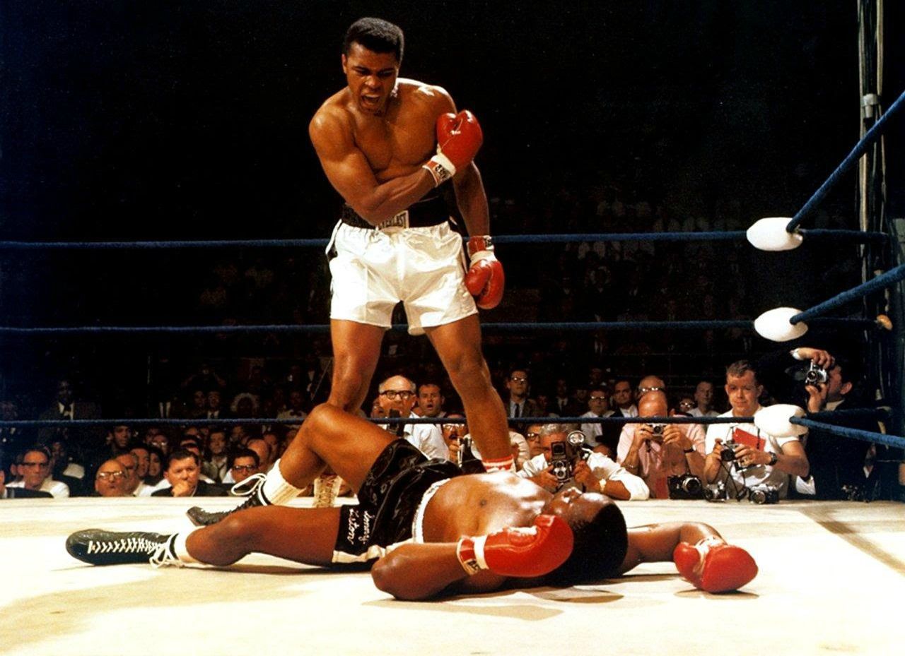 Fotogarfía de Muhammad Ali tras vencer a Sunny Liston