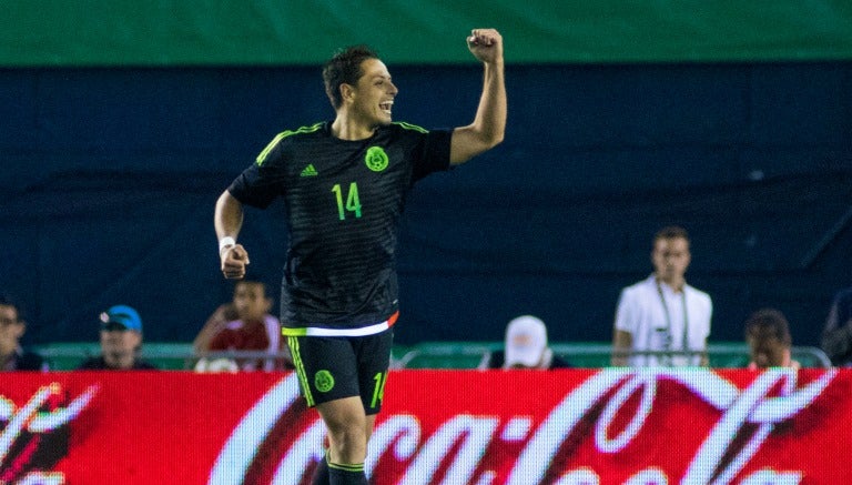 Chicharito Hernández festeja un gol con el Tri