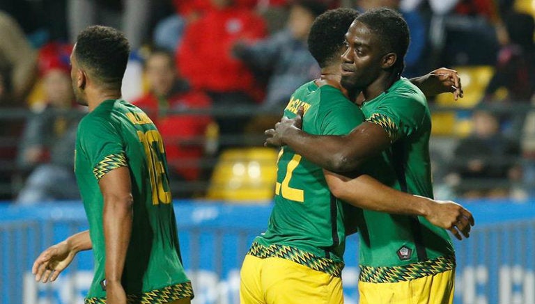 Los jugadores de Jamaica festejan tras marcarle a Chile