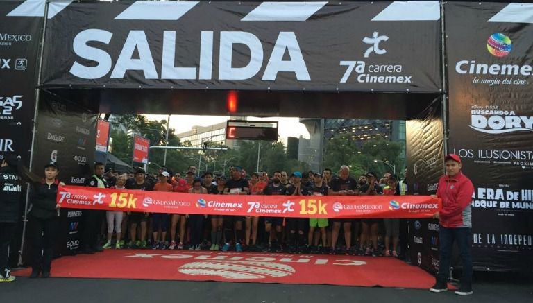 Participantes durante la salida de la Carrera Cinemex